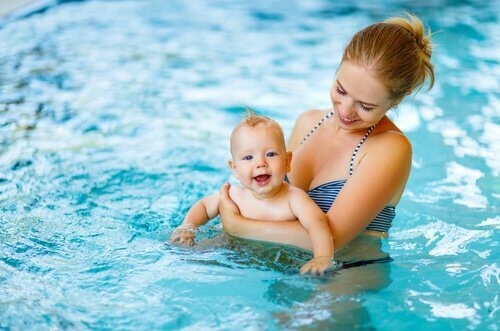 bebê e mãe na piscina