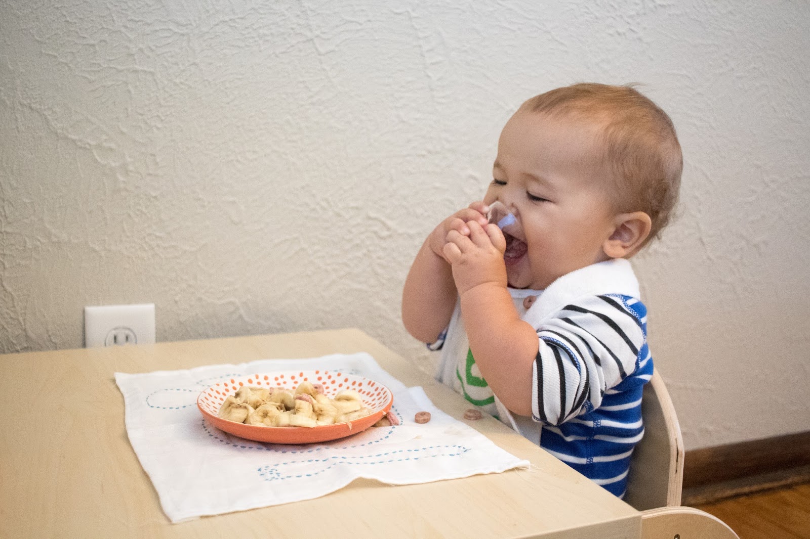montessori bebe comendo