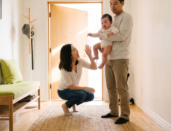 Bebê reage à separação da mãe, sinal comum da ansiedade de separação do bebê