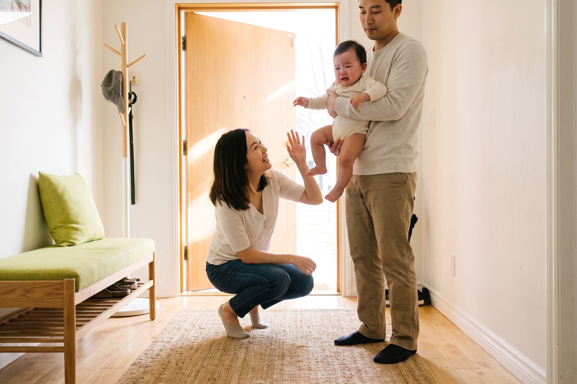 Bebê reage à separação da mãe, sinal comum da ansiedade de separação do bebê