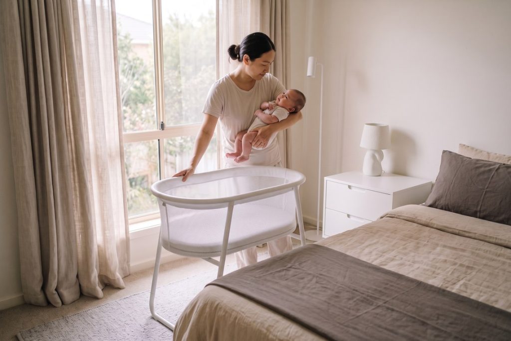 Berço ou moisés: mãe organiza o espaço de sono seguro do bebê