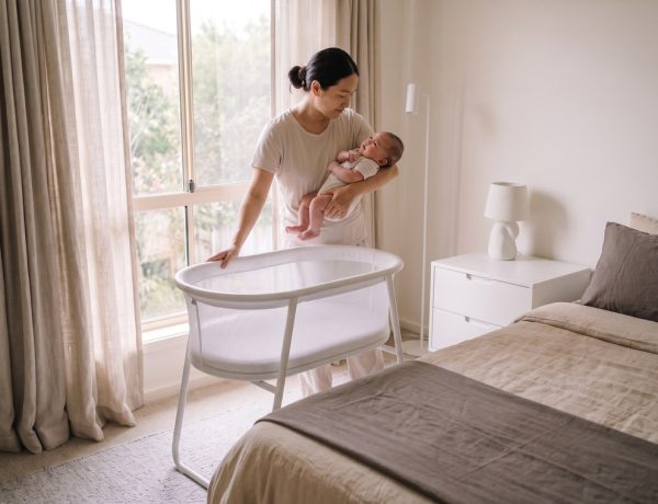 Berço ou moisés: mãe organiza o espaço de sono seguro do bebê